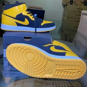 Jordan Retro Mid New Love